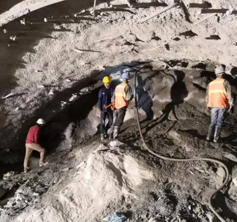 南岗隧道拱顶带模注浆料，微膨胀注浆料的特点及施工工艺